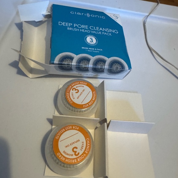 White Clarisonic Charger and new brushes - Picture 5 of 5